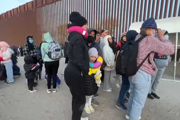 Cual es la diferencia entre el Titulo 42 y la expulsion expedita VOA